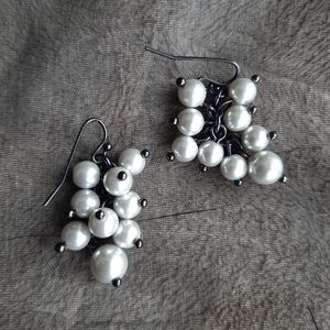Elegant - Cluster of light grey faux pearl earrings